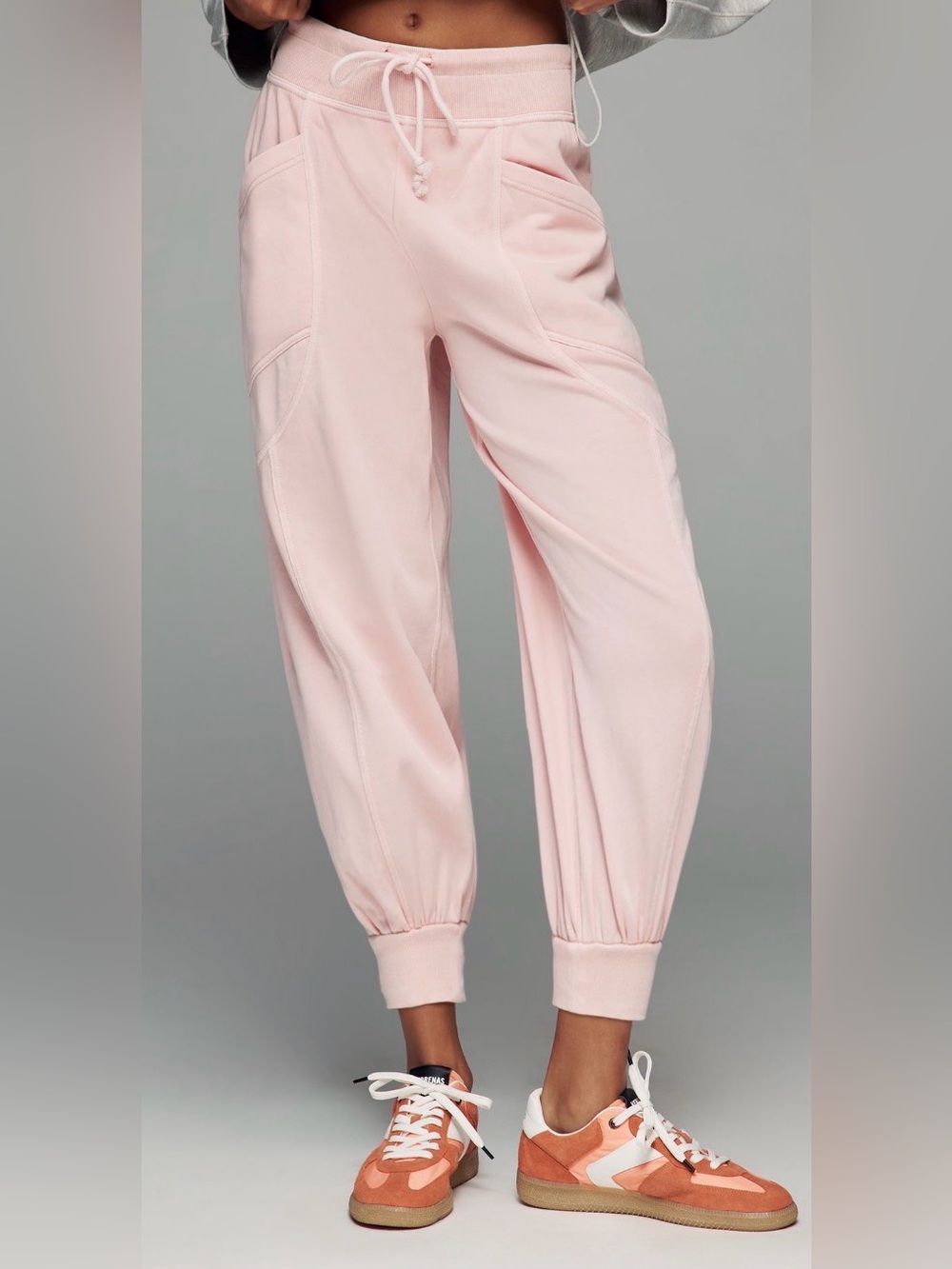 Daily Practice Women’s Easygoing Capri Joggers in Barely Pink. Size Medium